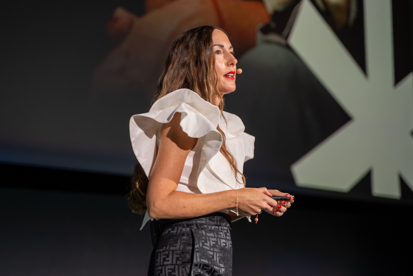 Fátima — Co-fundadora de Agente Inmobiliario Online presentando en el evento